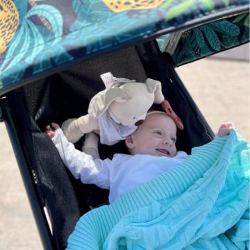 Детско памучно одеяло, organic Gush 23 Бебе в количка завито с ментово памучно одеяло Gush