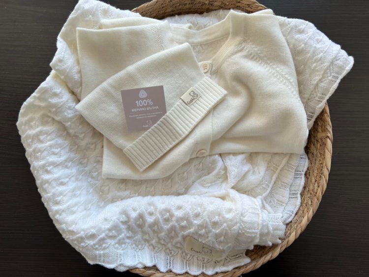 бебешко боди с шапка и одеяло от мерино вълна
