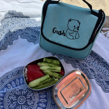 Стоманена кутия с храна и термо чанта на плажа