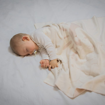 Бебе завито със жакардова детско одеяло Gush