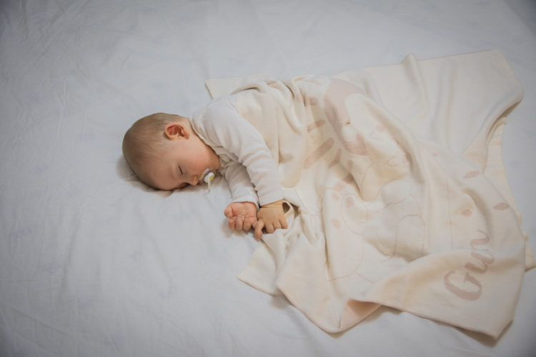 Бебе завито със жакардова детско одеяло Gush