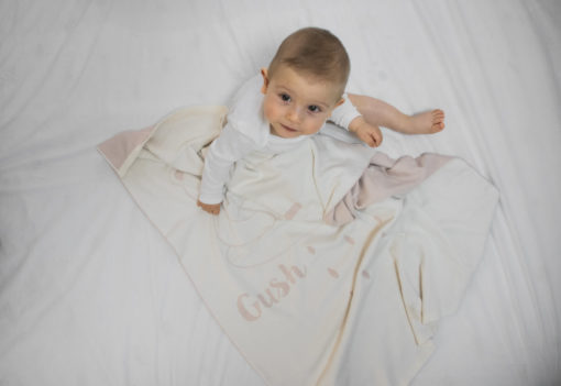 Бебе и жакардово одеяло от био памук Gush
