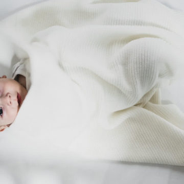 Бяло мерино одеяло и бебе