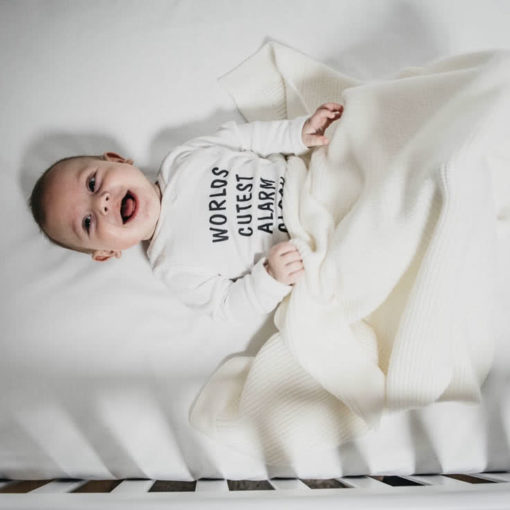 Бебе и бяло одеяло от мериносова вълна