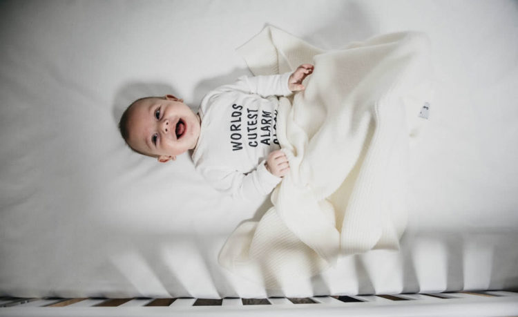 Бебе и бяло одеяло от мериносова вълна