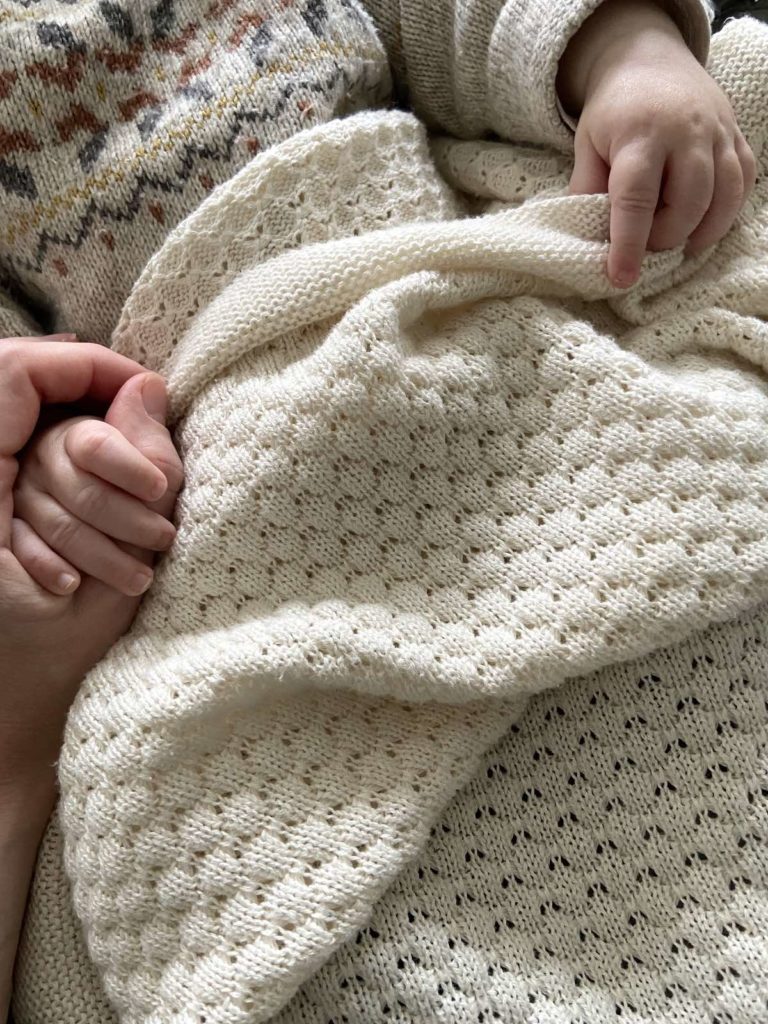 бебешки ръчички в пелена от оарганичен памук